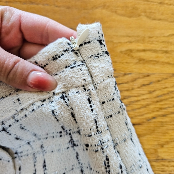 New Entro Size M Tweed Shorts Black and White with Gold Buttons Pockets Neutral - Picture 4 of 7